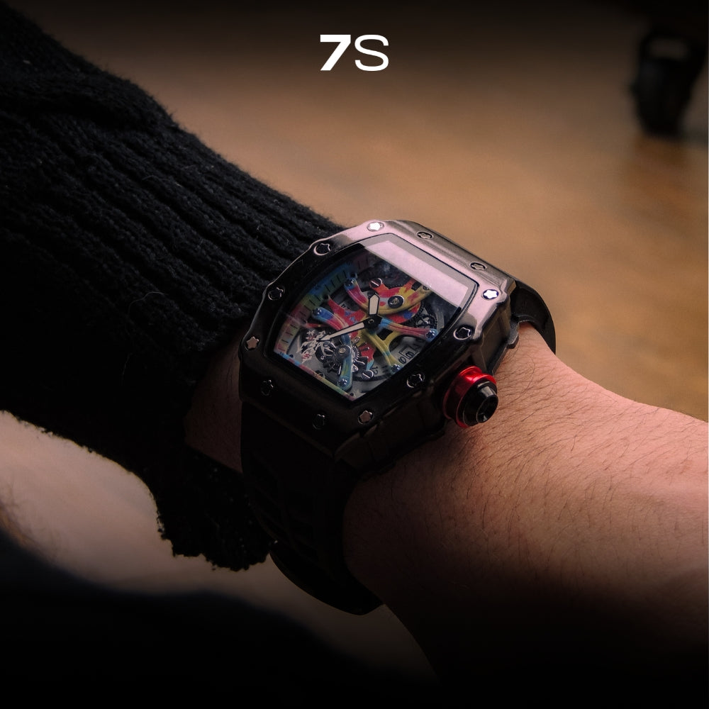 Relógio masculino 7SUIT Graffiti com caixa preta escovada, mostrador colorido estilo grafite e pulseira de silicone preta. Visual ousado para homens com personalidade forte.