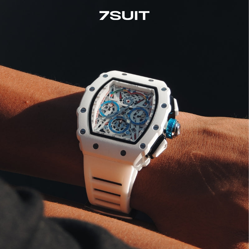 Relógio masculino 7SUIT Orono com caixa branca, detalhes em azul, pulseira ajustável e mostrador esportivo. Sofisticação à prova d’água para homens com personalidade marcante.