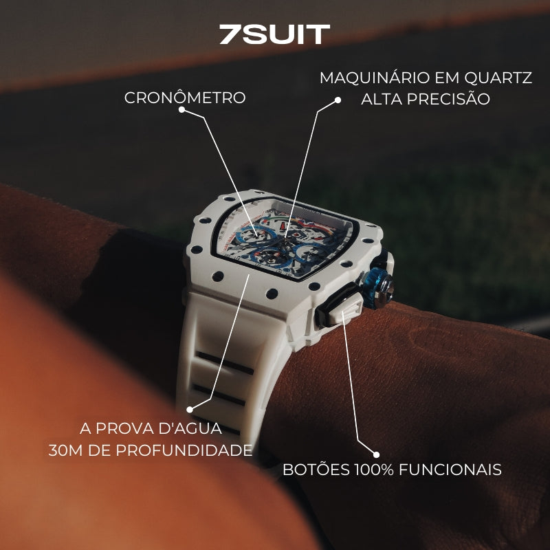 Relógio masculino 7SUIT Orono com caixa branca, detalhes em azul, pulseira ajustável e mostrador esportivo. Sofisticação à prova d’água para homens com personalidade marcante.