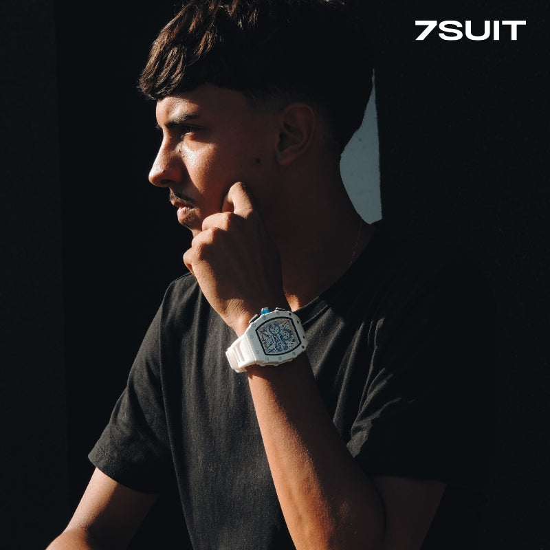 Relógio masculino 7SUIT Orono com caixa branca, detalhes em azul, pulseira ajustável e mostrador esportivo. Sofisticação à prova d’água para homens com personalidade marcante.