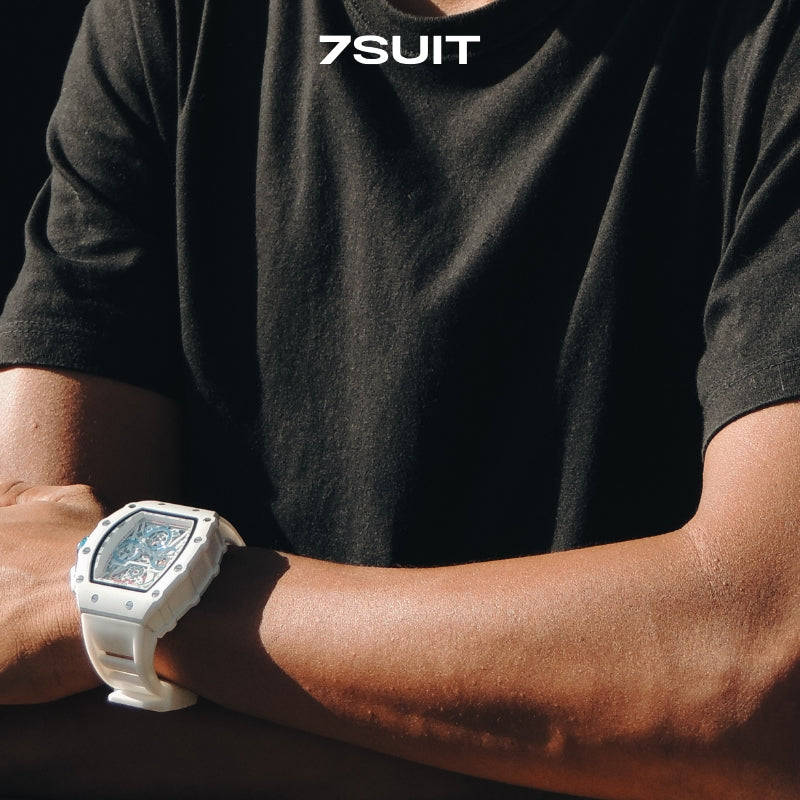 Relógio masculino 7SUIT Orono com caixa branca, detalhes em azul, pulseira ajustável e mostrador esportivo. Sofisticação à prova d’água para homens com personalidade marcante.