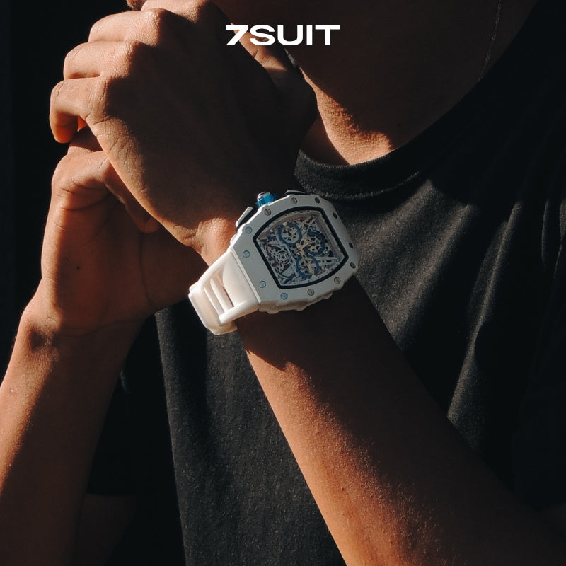 Relógio masculino 7SUIT Orono com caixa branca, detalhes em azul, pulseira ajustável e mostrador esportivo. Sofisticação à prova d’água para homens com personalidade marcante.