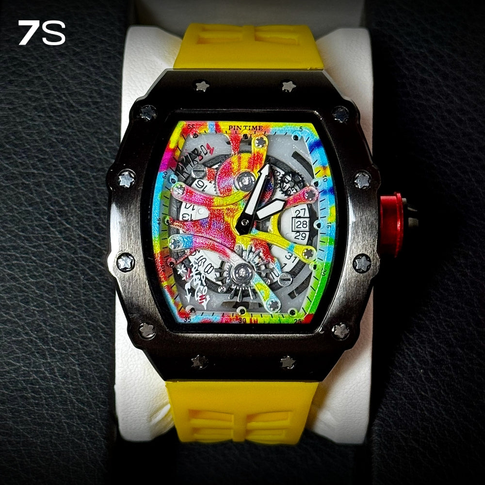 Relógio masculino 7SUIT Graffiti com caixa preta escovada, mostrador colorido estilo grafite e pulseira de silicone preta. Visual ousado para homens com personalidade forte.