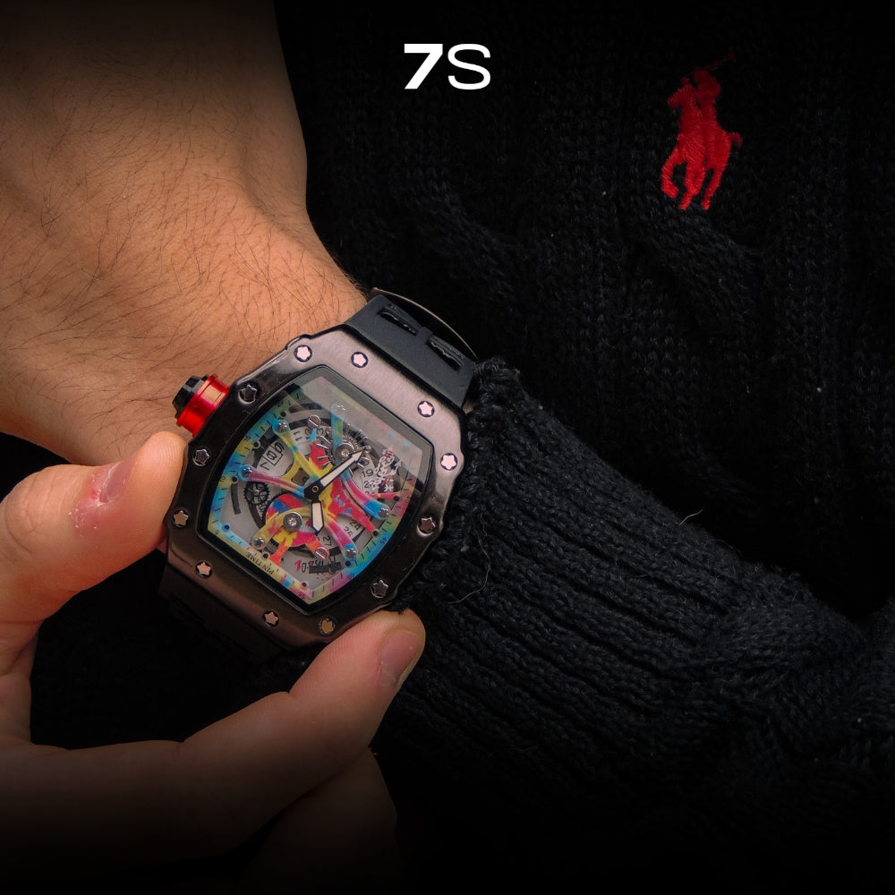 Relógio masculino 7SUIT Graffiti com caixa preta escovada, mostrador colorido estilo grafite e pulseira de silicone preta. Visual ousado para homens com personalidade forte.
