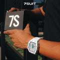 Relógio masculino 7SUIT Orono com caixa branca, detalhes em azul, pulseira ajustável e mostrador esportivo. Sofisticação à prova d’água para homens com personalidade marcante.