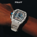 Relógio masculino 7SUIT Orono com caixa branca, detalhes em azul, pulseira ajustável e mostrador esportivo. Sofisticação à prova d’água para homens com personalidade marcante.