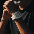 Relógio masculino 7SUIT Orono com caixa branca, detalhes em azul, pulseira ajustável e mostrador esportivo. Sofisticação à prova d’água para homens com personalidade marcante.