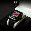 Relógio masculino 7SUIT Graffiti com caixa preta escovada, mostrador colorido estilo grafite e pulseira de silicone preta. Visual ousado para homens com personalidade forte.