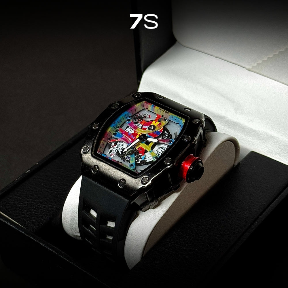 Relógio masculino 7SUIT Graffiti com caixa preta escovada, mostrador colorido estilo grafite e pulseira de silicone preta. Visual ousado para homens com personalidade forte.