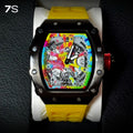 Relógio masculino 7SUIT Graffiti com caixa preta escovada, mostrador colorido estilo grafite e pulseira de silicone preta. Visual ousado para homens com personalidade forte.