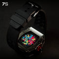 Relógio masculino 7SUIT Graffiti com caixa preta escovada, mostrador colorido estilo grafite e pulseira de silicone preta. Visual ousado para homens com personalidade forte.