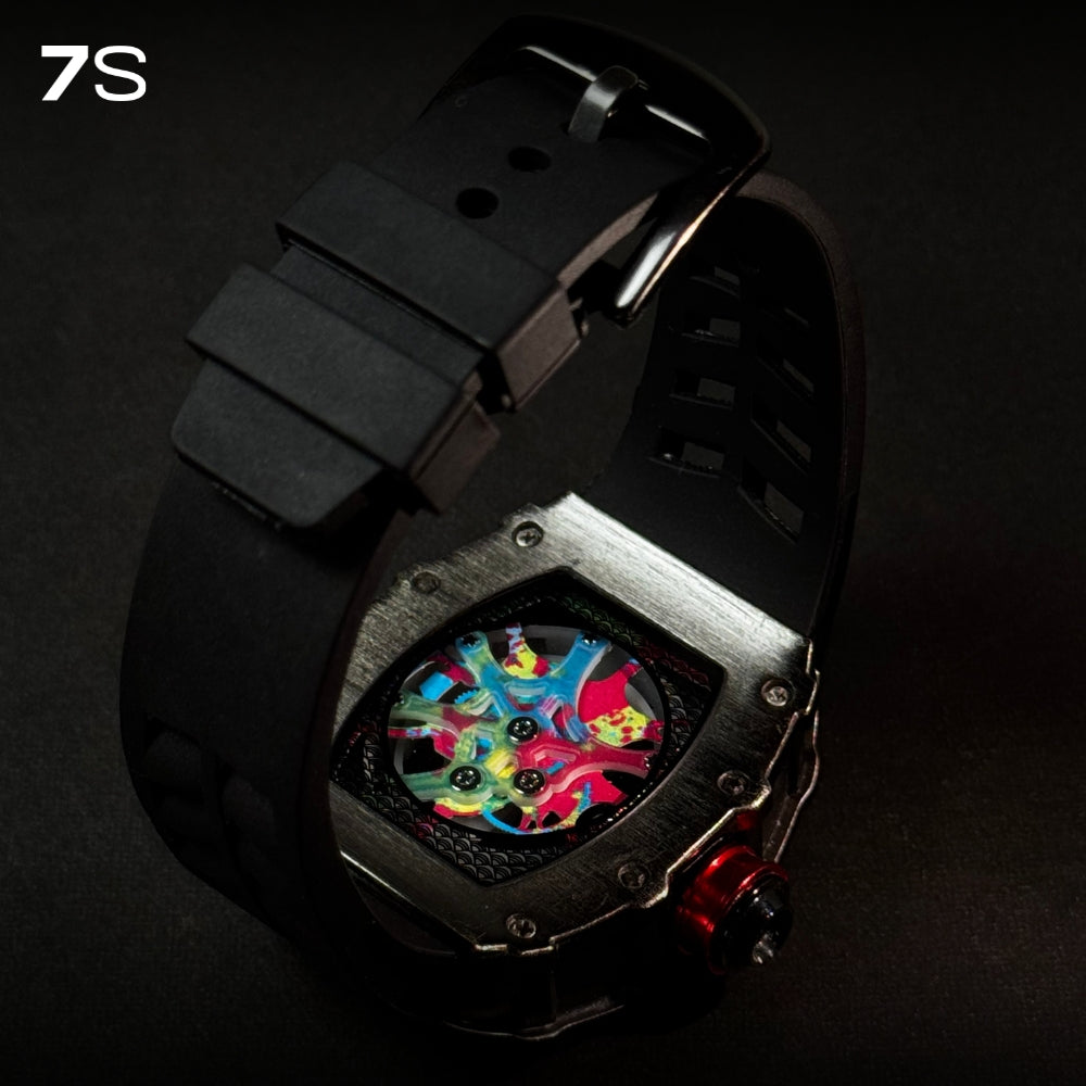 Relógio masculino 7SUIT Graffiti com caixa preta escovada, mostrador colorido estilo grafite e pulseira de silicone preta. Visual ousado para homens com personalidade forte.